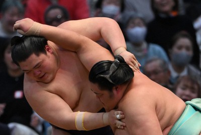 王鵬（左）を寄り切りで降す琴ノ若＝エディオンアリーナ大阪で2024年3月19日、久保玲撮影