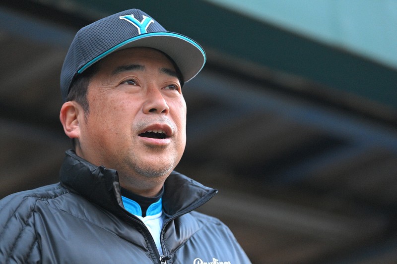 選手たちの練習を見守る山梨学院の吉田洸二監督＝甲府市の山梨学院グラウンドで2023年1月31日、前田梨里子撮影