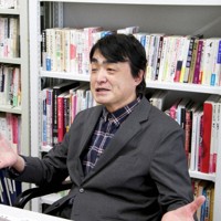 豊富な知識や経験をもとにエンタメの面白さを語る西条昇教授＝千葉県流山市の江戸川大で、日本大・田野皓大撮影