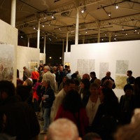 仏・ナント市で開かれた、日本の障害者の絵画や陶芸作品の芸術展は大勢の市民でにぎわった＝仏・ナント市で2017年10月、野澤和弘撮影