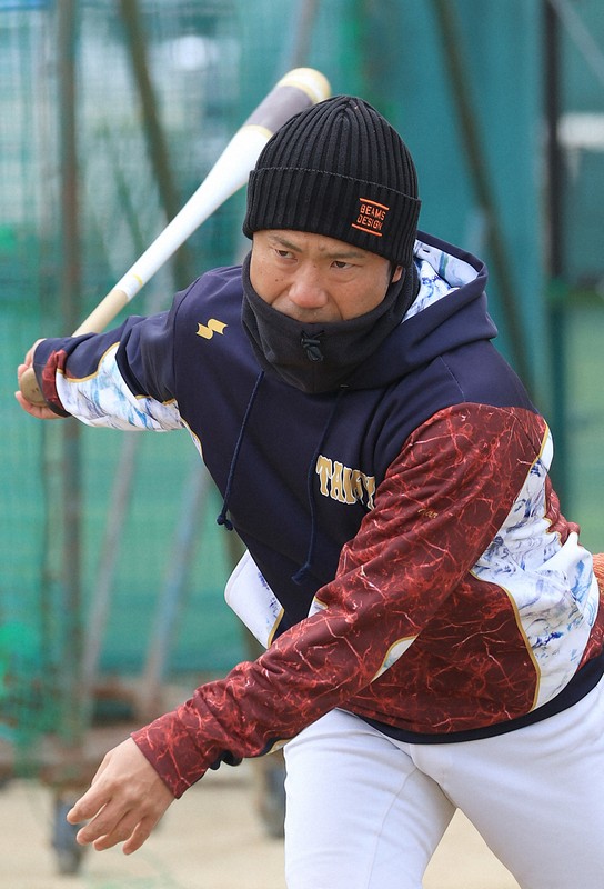 ノックをする耐久の井原正善監督＝和歌山県湯浅町で2024年2月4日、西村剛撮影