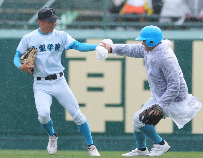強風でグラウンドにゴミ飛散、異例の試合中断 降雨も センバツ | 毎日新聞
