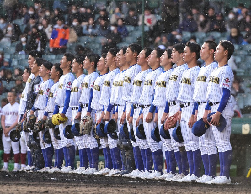 センバツ高校野球 中央学院、歴史動かす 「青」旋風、大差で初勝利