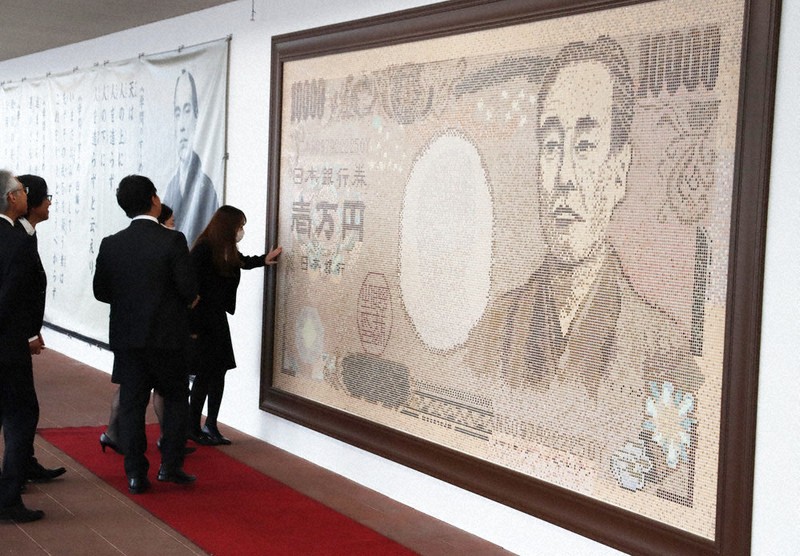 駅壁面に巨大「諭吉1万円札」 出身地をPR 大分・JR中津駅 | 毎日新聞