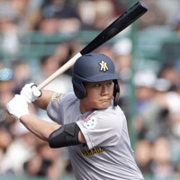 【京都国際－青森】一回裏青森山田1死二塁、木製バットで打席に入る対馬＝阪神甲子園球場で2024年3月21日、中川祐一撮影