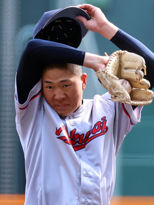 【京都国際－青森山田】一回裏青森山田2死一、二塁、伊藤英に右前適時打を許した京都国際の先発・中崎＝阪神甲子園球場で2024年3月21日、滝川大貴撮影