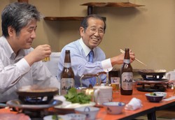 浅草の老舗で社員と牛鍋をつつく福地茂雄氏＝東京都台東区で2013年10月11日、手塚耕一郎撮影