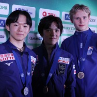 男子SP後の記者会見で記念撮影に応じる（左から）2位の鍵山優真、1位の宇野昌磨、3位で米国のイリア・マリニン＝カナダ・モントリオールで2024年3月21日、猪飼健史撮影