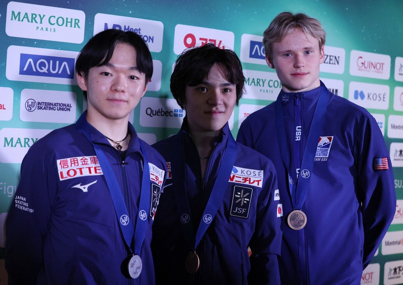 男子SP後の記者会見で記念撮影に応じる（左から）2位の鍵山優真、1位の宇野昌磨、3位で米国のイリア・マリニン＝カナダ・モントリオールで2024年3月21日、猪飼健史撮影