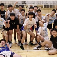 自主性を重視する洛南の選手たち。その表情は明るい＝京都市南区の洛南高で2024年2月22日、高橋将平撮影