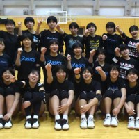 20大会ぶりの私学ナンバーワンを狙う共栄学園女子バレー部の選手＝2024年3月7日、浅妻博之撮影