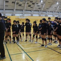 4月から加わる中学3年生とともに、さくらバレーに向けて練習する共栄学園女子バレーボール部の選手たち＝東京都葛飾区の共栄学園高で2024年3月7日、浅妻博之撮影