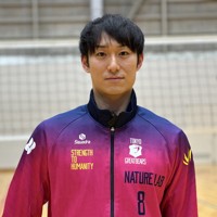 さくらバレーに出場する高校生にエールを送る男子Vリーグ、東京グレートベアーズの柳田将洋選手＝東京都内で2024年3月13日、高橋将平撮影