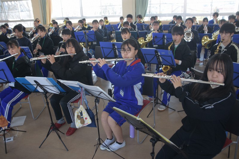 合同練習する近江（青のジャージー）、日本航空・日本航空石川（黒のジャージー）の吹奏楽部員＝滋賀県彦根市の近江高校で2024年3月22日午後2時24分、伊藤信司撮影