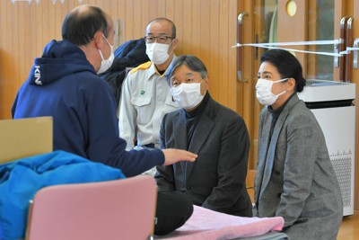 能登半島地震の避難所を訪問され、被災した新谷満さんに声をかける天皇、皇后両陛下。奥は坂口茂輪島市長＝石川県輪島市のふれあい健康センターで2024年3月22日午後1時54分、手塚耕一郎撮影
