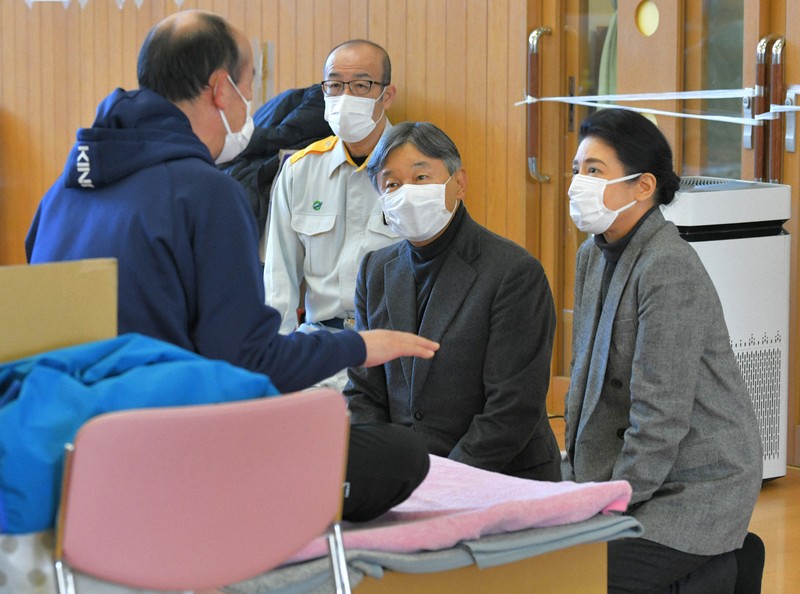 能登半島地震の避難所を訪問され、被災した新谷満さんに声をかける天皇、皇后両陛下。奥は坂口茂輪島市長＝石川県輪島市のふれあい健康センターで2024年3月22日午後1時54分、手塚耕一郎撮影