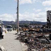大規模火災が発生した「輪島朝市」を視察される天皇、皇后両陛下＝石川県輪島市で2024年3月22日午後1時34分（代表撮影）