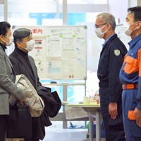 能登半島地震の避難所を訪問され、災害対応に当たった輪島市消防団の山吹英雄副団長（右手前）、輪島警察署の小坂裕署長（右奥）をねぎらう天皇、皇后両陛下＝石川県輪島市のふれあい健康センターで2024年3月22日午後2時31分、手塚耕一郎撮影