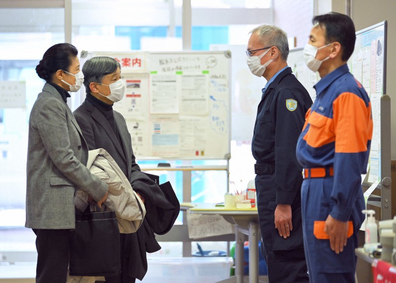 能登半島地震の避難所を訪問され、災害対応に当たった輪島市消防団の山吹英雄副団長（右手前）、輪島警察署の小坂裕署長（右奥）をねぎらう天皇、皇后両陛下＝石川県輪島市のふれあい健康センターで2024年3月22日午後2時31分、手塚耕一郎撮影