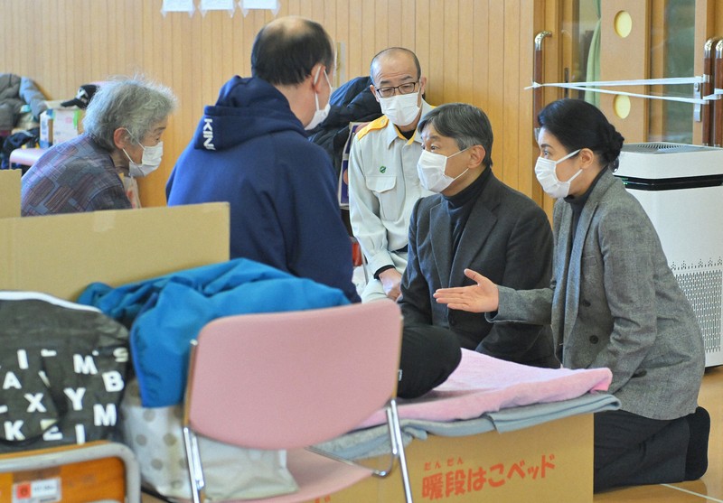 能登半島地震の避難所を訪問され、被災した新谷満さん（左手前）、千恵子さん（左端）親子に声をかける天皇、皇后両陛下。奥は坂口茂輪島市長＝石川県輪島市のふれあい健康センターで2024年3月22日午後1時55分、手塚耕一郎撮影