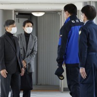 能登空港に到着され、石川県の馳浩知事（右から2人目）と石川県警の細田正本部長（右端）の出迎えを受ける天皇、皇后両陛下＝石川県輪島市で2024年3月22日午前10時55分（代表撮影）