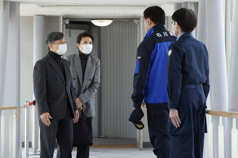 能登空港に到着され、石川県の馳浩知事（右から2人目）と石川県警の細田正本部長（右端）の出迎えを受ける天皇、皇后両陛下＝石川県輪島市で2024年3月22日午前10時55分（代表撮影）