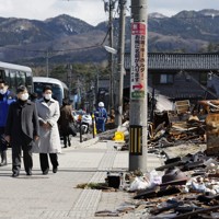 大規模火災が発生した「輪島朝市」を視察される天皇、皇后両陛下＝石川県輪島市で2024年3月22日午後1時33分（代表撮影）