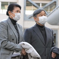 珠洲市立緑丘中学校に到着された天皇、皇后両陛下＝石川県珠洲市で2024年3月22日午後4時22分、山崎一輝撮影