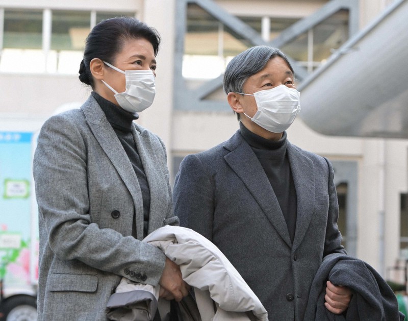 珠洲市立緑丘中学校に到着された天皇、皇后両陛下＝石川県珠洲市で2024年3月22日午後4時22分、山崎一輝撮影