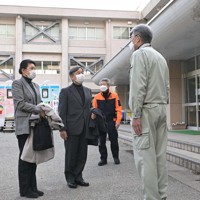 珠洲市立緑丘中学校に到着され、山岸昭彦校長（手前）の出迎えを受ける天皇、皇后両陛下。奥は泉谷満寿裕市長＝石川県珠洲市で2024年3月22日午後4時22分、山崎一輝撮影