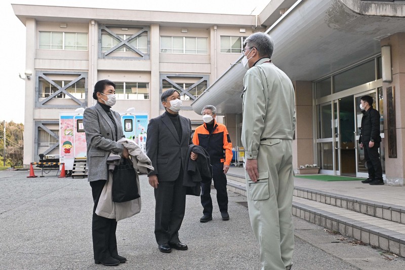 珠洲市立緑丘中学校に到着され、山岸昭彦校長（手前）の出迎えを受ける天皇、皇后両陛下。奥は泉谷満寿裕市長＝石川県珠洲市で2024年3月22日午後4時22分、山崎一輝撮影
