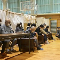 避難生活を送る体育館を訪問され、被災した人たちに声をかける天皇、皇后両陛下＝石川県珠洲市の緑丘中学校で2024年3月22日午後4時53分、山崎一輝撮影
