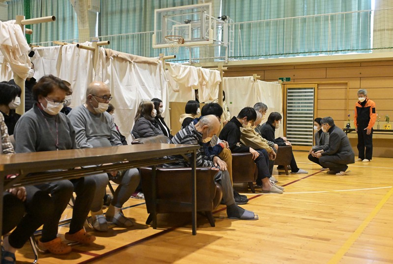避難生活を送る体育館を訪問され、被災した人たちに声をかける天皇、皇后両陛下＝石川県珠洲市の緑丘中学校で2024年3月22日午後4時53分、山崎一輝撮影