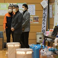 被災者が避難生活を送る体育館に入られる天皇、皇后両陛下＝石川県珠洲市の緑丘中学校で2024年3月22日午後4時51分、山崎一輝撮影