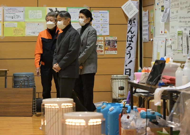 被災者が避難生活を送る体育館に入られる天皇、皇后両陛下＝石川県珠洲市の緑丘中学校で2024年3月22日午後4時51分、山崎一輝撮影