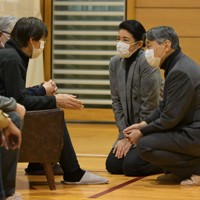 避難生活を送る体育館を訪問され、被災した人たちに声をかける天皇、皇后両陛下＝石川県珠洲市の緑丘中学校で2024年3月22日午後4時54分、山崎一輝撮影