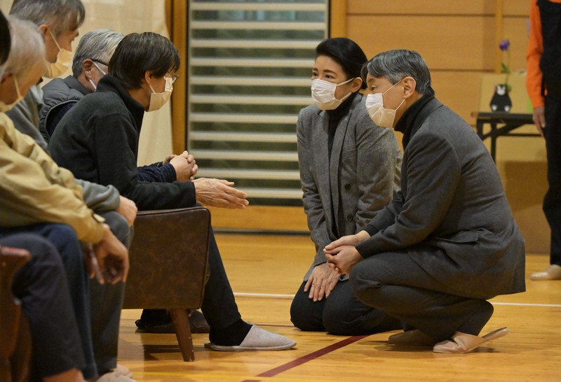 避難生活を送る体育館を訪問され、被災した人たちに声をかける天皇、皇后両陛下＝石川県珠洲市の緑丘中学校で2024年3月22日午後4時54分、山崎一輝撮影