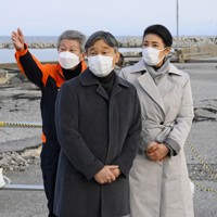 能登半島地震で被害を受けた石川県珠洲市の飯田港を訪れ、珠洲市の泉谷満寿裕市長から説明を受けられる天皇、皇后両陛下＝2024年3月22日午後5時35分（代表撮影）