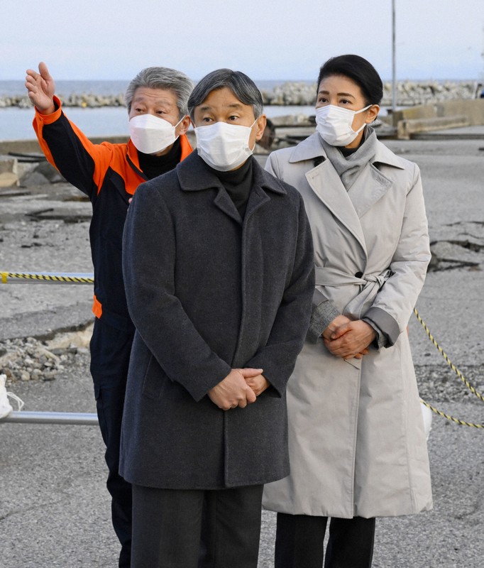 能登半島地震で被害を受けた石川県珠洲市の飯田港を訪れ、珠洲市の泉谷満寿裕市長から説明を受けられる天皇、皇后両陛下＝2024年3月22日午後5時35分（代表撮影）