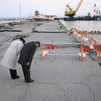 能登半島地震で被害を受けた石川県珠洲市の飯田港を訪れ、黙礼される天皇、皇后両陛下＝2024年3月22日午後5時44分（代表撮影）