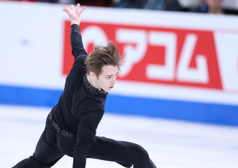 男子SPで演技するエストニアのアレキサンドル・セレフコ＝カナダ・モントリオールで2024年3月21日、猪飼健史撮影