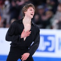 男子SPの演技を終えて笑顔を見せるラトビアのデニス・バシリエフス＝カナダ・モントリオールで2024年3月21日、猪飼健史撮影