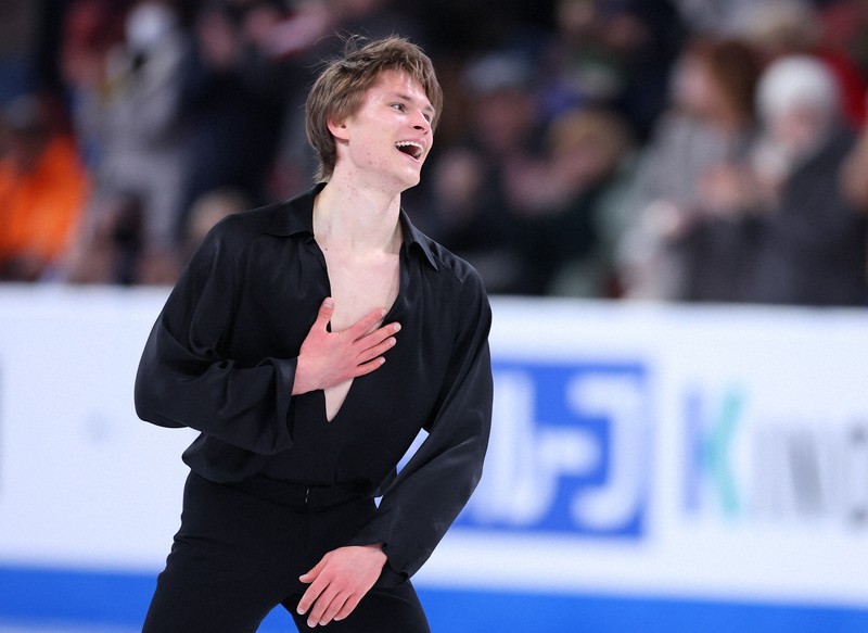 男子SPの演技を終えて笑顔を見せるラトビアのデニス・バシリエフス＝カナダ・モントリオールで2024年3月21日、猪飼健史撮影