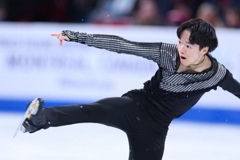 男子SPで演技する鍵山優真＝カナダ・モントリオールで2024年3月21日、猪飼健史撮影