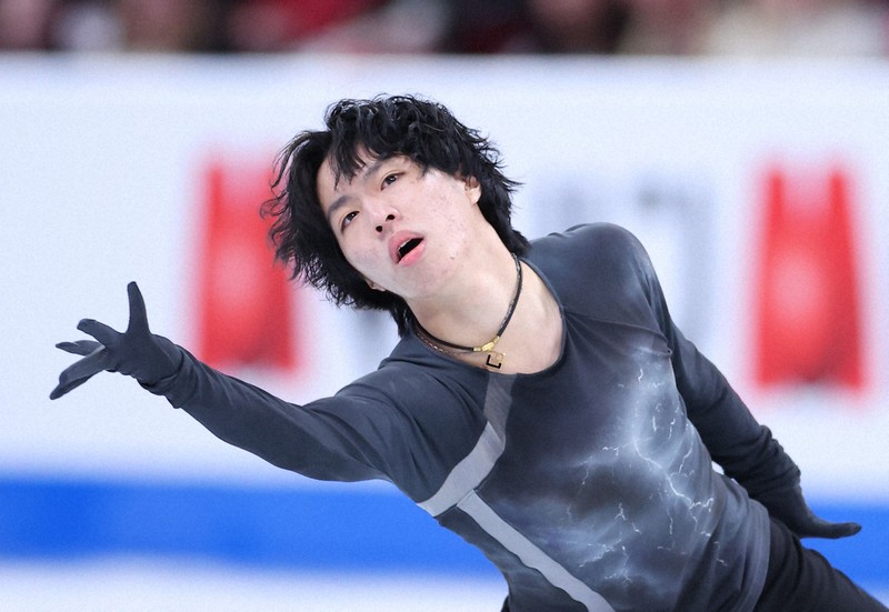 男子SPで演技する三浦佳生＝カナダ・モントリオールで2024年3月21日、猪飼健史撮影