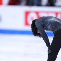 男子SPの演技を終えて肩を落とす三浦佳生＝カナダ・モントリオールで2024年3月21日、猪飼健史撮影