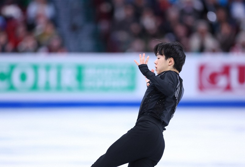 男子SPで演技する鍵山優真＝カナダ・モントリオールで2024年3月21日、猪飼健史撮影