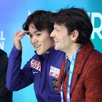男子SPの演技を終えてキス・アンド・クライに座る宇野昌磨（左）とステファン・ランビエルコーチ＝カナダ・モントリオールで2024年3月21日、猪飼健史撮影