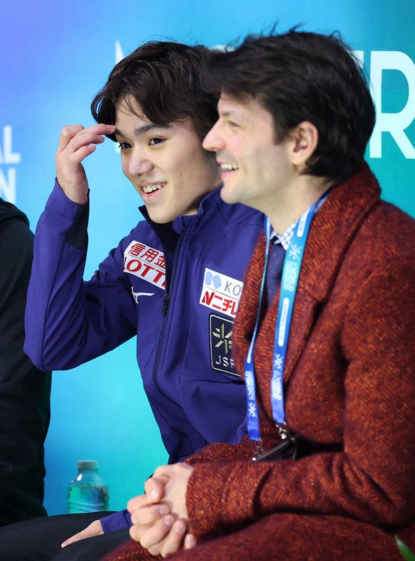 男子SPの演技を終えてキス・アンド・クライに座る宇野昌磨（左）とステファン・ランビエルコーチ＝カナダ・モントリオールで2024年3月21日、猪飼健史撮影