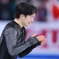 男子SPの演技を終えて喜ぶ鍵山優真＝カナダ・モントリオールで2024年3月21日、猪飼健史撮影